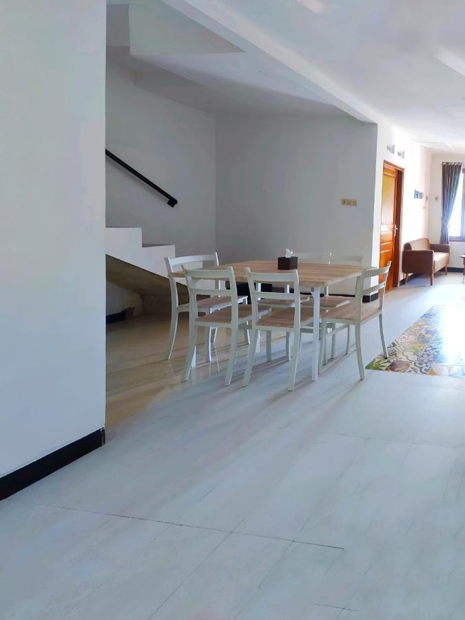 Homestay Omah Putih Bantul Exterior foto